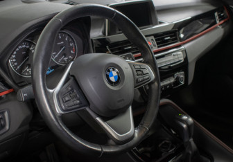 Подержанный автомобиль BMW X1 2017 года (13 фото)