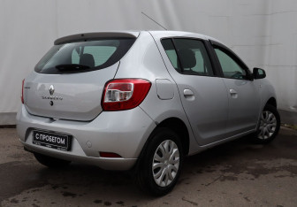 Подержанный автомобиль Renault Sandero 2018 года (4 фото)