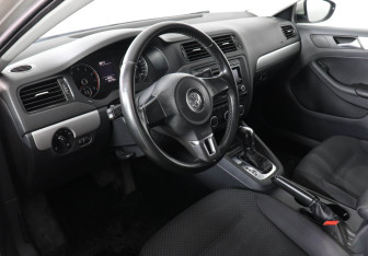 Подержанный автомобиль Volkswagen Jetta Sedan 2012 года (9 фото)