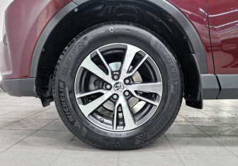 Подержанный автомобиль Toyota RAV4 2015 года (18 фото)