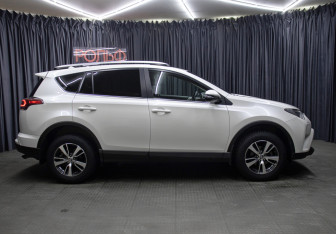 Подержанный автомобиль Toyota RAV4 2017 года (4 фото)