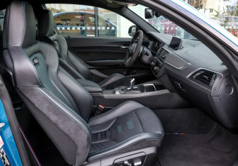 Подержанный автомобиль BMW M2 2021 года (11 фото)