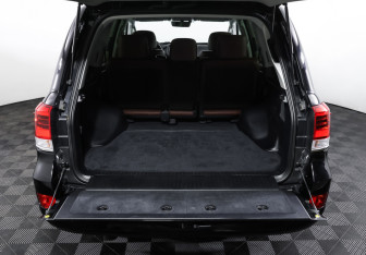 Подержанный автомобиль Toyota Land Cruiser Suv 2018 года (10 фото)