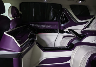 Подержанный автомобиль Voyah Dream 2023 года (12 фото)