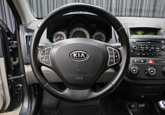Подержанный автомобиль Kia Ceed Hatchback 2009 года (17 фото)
