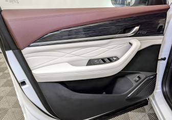 Подержанный автомобиль Geely Monjaro 2023 года (19 фото)