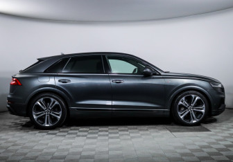 Подержанный автомобиль Audi Q8 2021 года (4 фото)