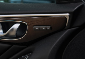 Подержанный автомобиль Infiniti Q50 2014 года (19 фото)