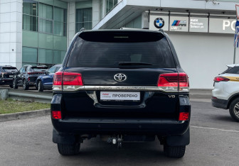 Подержанный автомобиль Toyota Land Cruiser Suv 2017 года (6 фото)