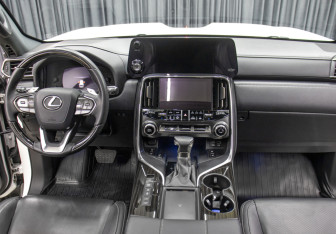 Подержанный автомобиль Lexus LX 2022 года (16 фото)