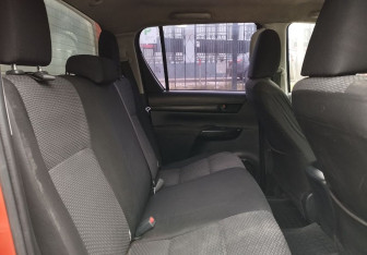Подержанный автомобиль Toyota Hilux 2015 года (11 фото)