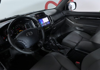 Подержанный автомобиль Toyota Land Cruiser Prado 2007 года (7 фото)