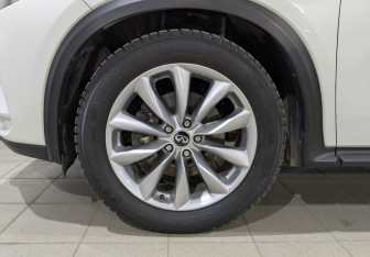 Подержанный автомобиль Infiniti QX50 2018 года (12 фото)