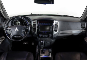 Подержанный автомобиль Mitsubishi Pajero 2015 года (7 фото)