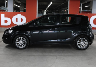 Подержанный автомобиль Chevrolet Aveo Hatchback 2015 года (8 фото)