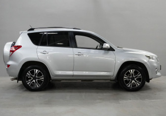 Подержанный автомобиль Toyota RAV4 2010 года (4 фото)
