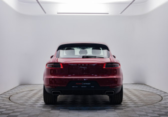 Подержанный автомобиль Porsche Macan 2018 года (6 фото)
