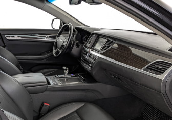 Подержанный автомобиль Genesis G70 2018 года (13 фото)