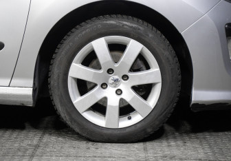 Подержанный автомобиль Peugeot 308 Hatchback 2009 года (23 фото)