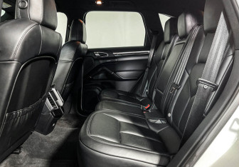Подержанный автомобиль Porsche Cayenne 2015 года (10 фото)