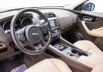 Подержанный автомобиль Jaguar F-Pace 2017 года (9 фото)