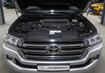 Подержанный автомобиль Toyota Land Cruiser Suv 2015 года (9 фото)