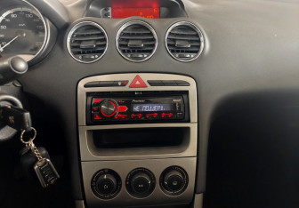 Подержанный автомобиль Peugeot 308 Hatchback 2011 года (13 фото)