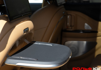 Подержанный автомобиль Voyah Dream 2023 года (16 фото)