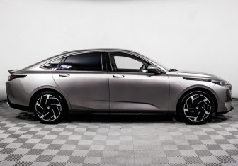 Подержанный автомобиль Changan Lamore 2023 года (4 фото)