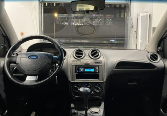 Подержанный автомобиль Ford Fiesta Hatchback 2006 года (11 фото)