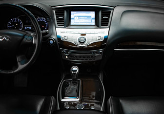 Подержанный автомобиль Infiniti QX60 2018 года (18 фото)