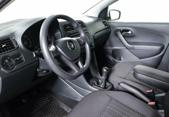 Подержанный автомобиль Volkswagen Polo Sedan 2016 года (10 фото)