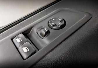 Подержанный автомобиль Peugeot Traveller 2022 года (19 фото)