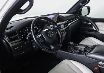 Подержанный автомобиль Lexus LX 2018 года (15 фото)