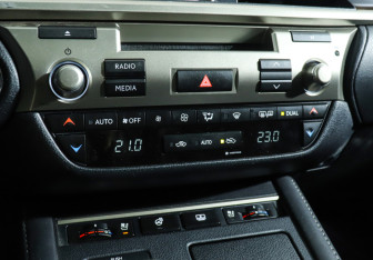 Подержанный автомобиль Lexus ES 2015 года (19 фото)