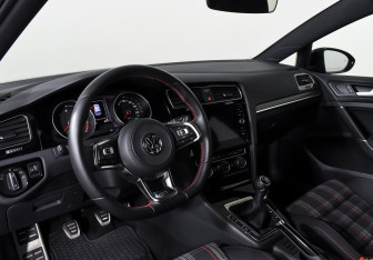 Подержанный автомобиль Volkswagen Golf GTI Hatchback 2019 года (12 фото)