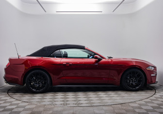 Подержанный автомобиль Ford Mustang Convertible 2019 года (6 фото)