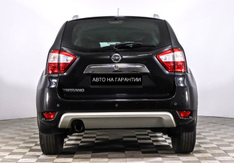 Подержанный автомобиль Nissan Terrano 2014 года (4 фото)