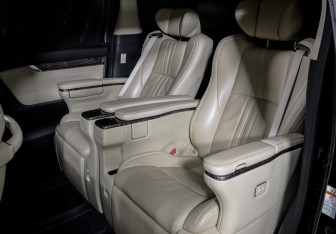 Подержанный автомобиль Toyota Alphard 2021 года (10 фото)