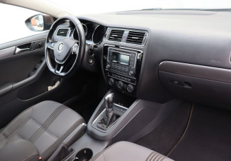 Подержанный автомобиль Volkswagen Jetta Sedan 2016 года (10 фото)