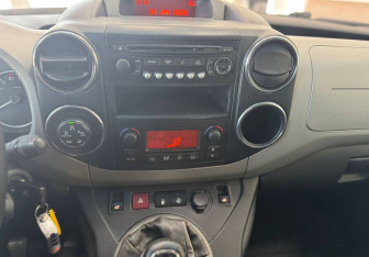 Подержанный автомобиль Peugeot Partner 2011 года (15 фото)