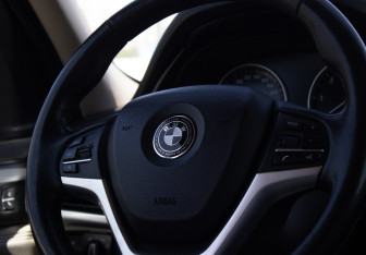Подержанный автомобиль BMW X5 2015 года (20 фото)