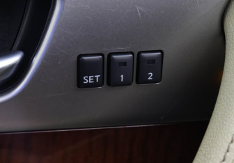 Подержанный автомобиль Infiniti FX 2012 года (15 фото)