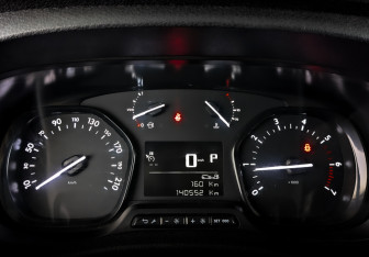 Подержанный автомобиль Peugeot Traveller 2021 года (14 фото)