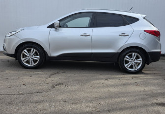 Подержанный автомобиль Hyundai ix35 2012 года (8 фото)