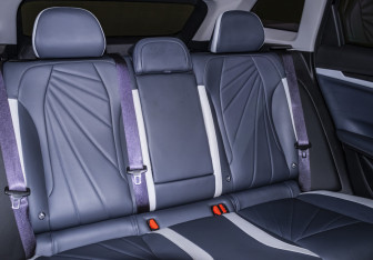 Подержанный автомобиль Geely Atlas 2024 года (15 фото)