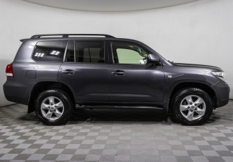Подержанный автомобиль Toyota Land Cruiser Suv 2010 года (4 фото)