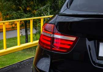 Подержанный автомобиль BMW X6 M 2013 года (14 фото)