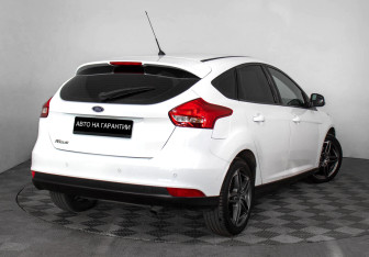 Подержанный автомобиль Ford Focus Hatchback 2015 года (3 фото)