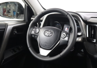 Подержанный автомобиль Toyota RAV4 2015 года (15 фото)